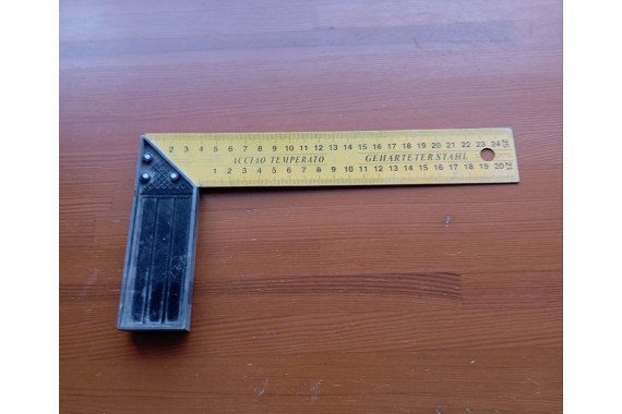 Угольник 20 см