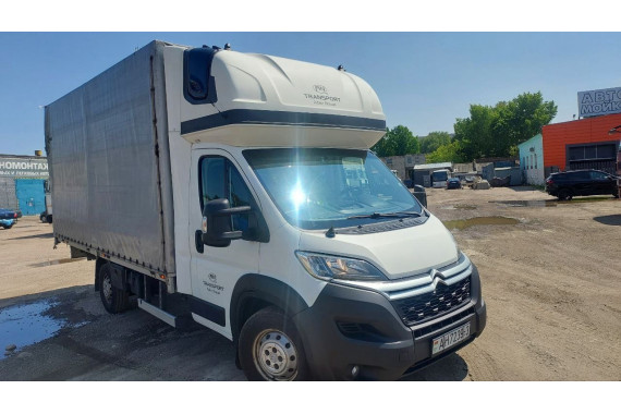 Грузовой фургон с водителем (4,9*2,2*2,6)