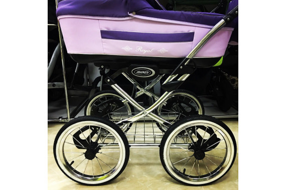 Просто танк коляска по заснеженным дорогам 