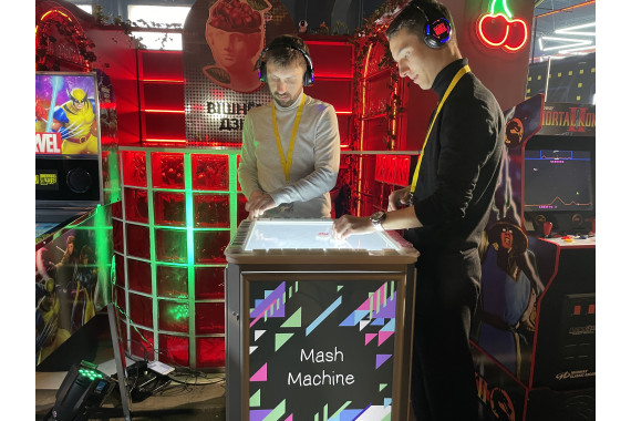 Mash Mashine -музыкальный стол