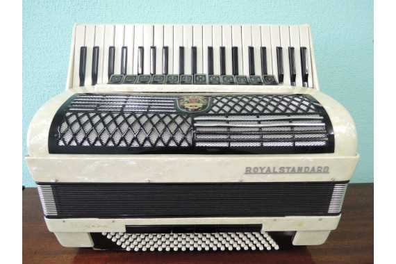 Аккордеон Royal Standard 4/4