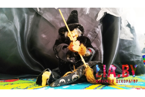 Бабая-Яга. Ведьма с метлой